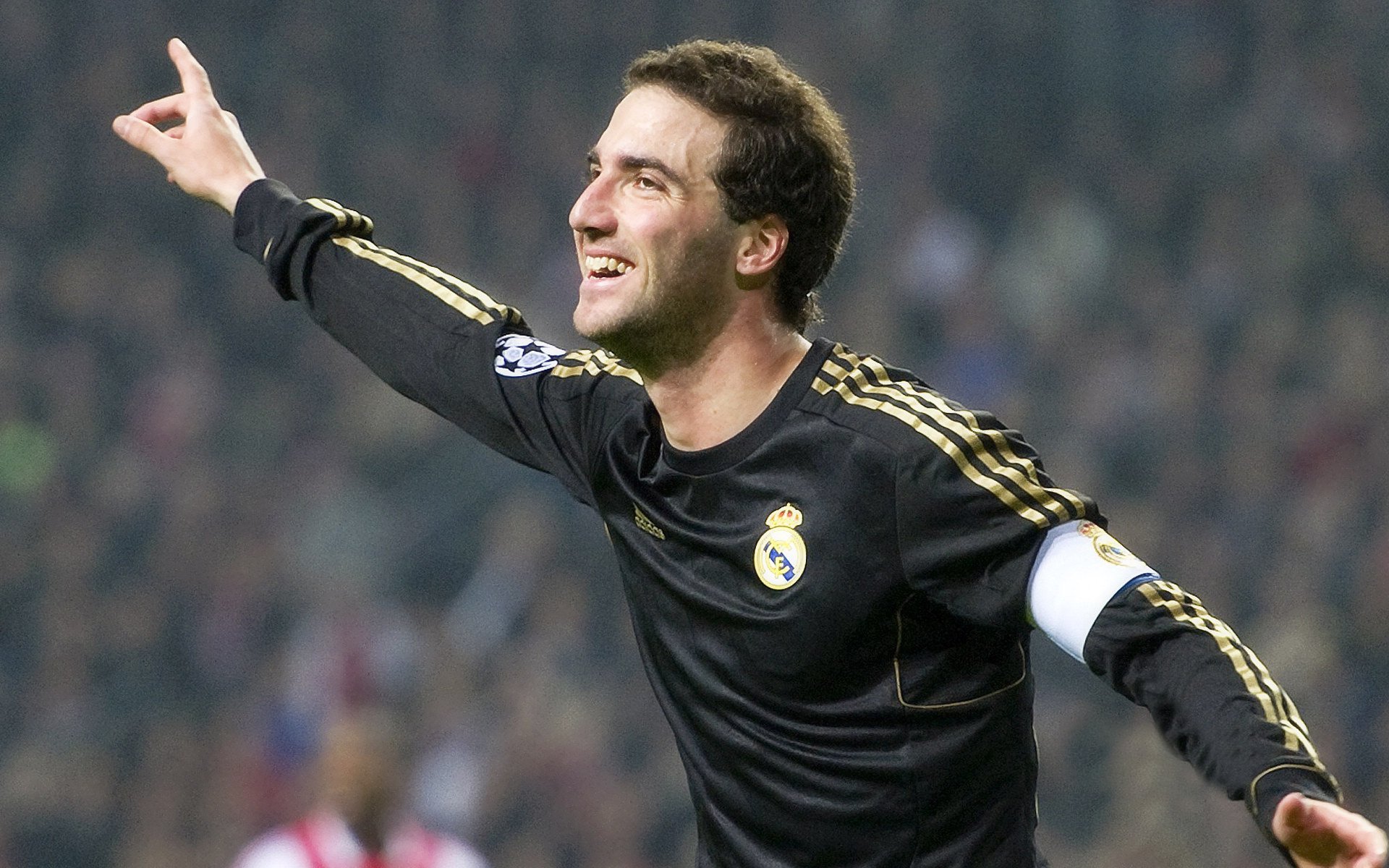 赛道上的心跳，阿尔瓦雷斯在F1街道赛之夜的钢铁意志