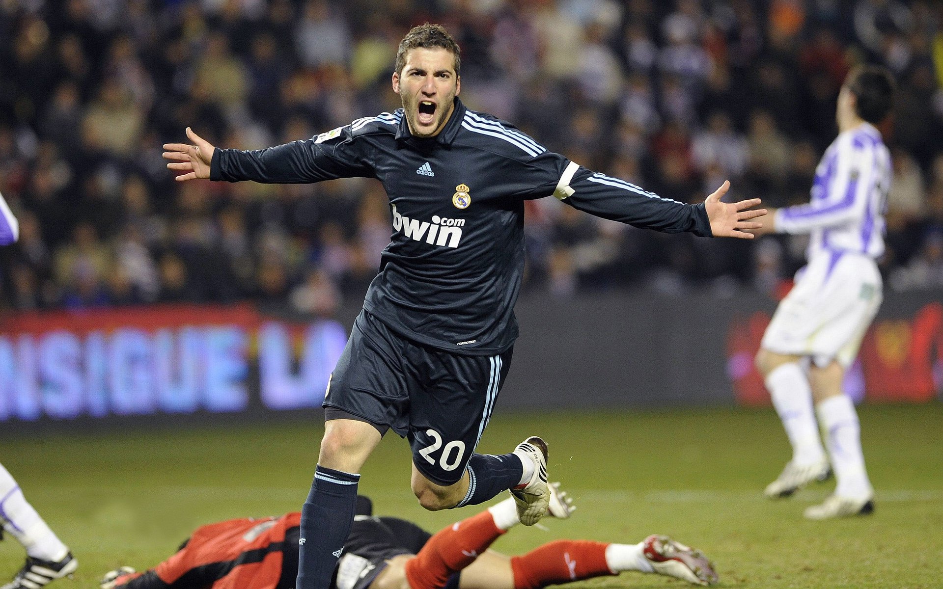 戈麦斯一箭穿心！佛罗伦萨战术打穿乌拉圭铁壁，南美足球智慧闪耀欧陆